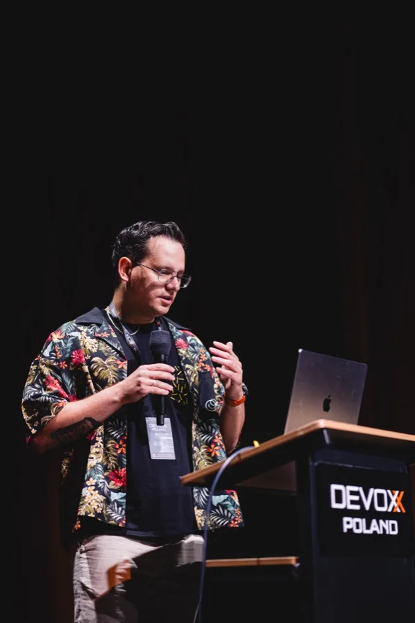 Artur Wojnar speaking at Devoxx Poland